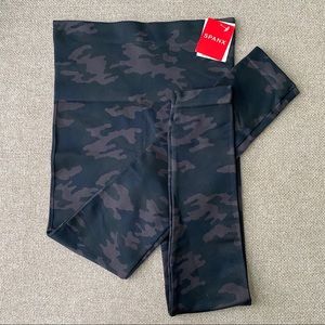 Spanx Look At Me Now Seamless Leggings